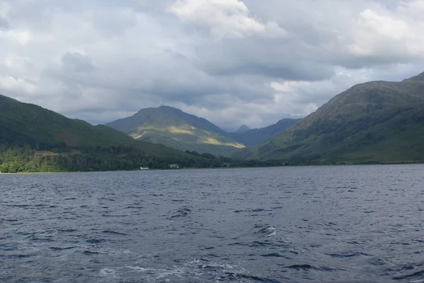 Een Prachtig Uitzicht Zee Golven Met Bergen Achtergrond Onder Een — Stockfoto