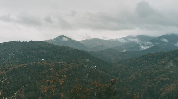 Een Prachtig Uitzicht Bergen Dalen Bij Mistig Weer — Stockfoto