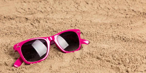 Detailní Záběr Růžového Rámu Slunečních Brýlí Písku Pláži — Stock fotografie