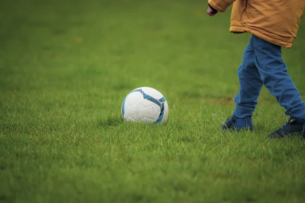 Yeşil Bir Alanda Futbol Topuyla Oynayan Bir Çocuk — Stok fotoğraf