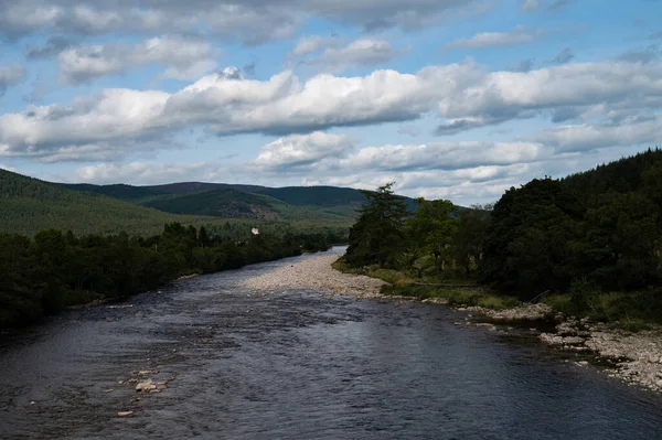 Rzeka Płynąca Wiejskim Obszarze Górskim — Zdjęcie stockowe