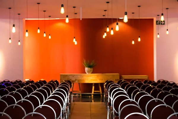 Les Chaises Vides Dans Hall Éclairées Par Des Lampes Suspendues — Photo