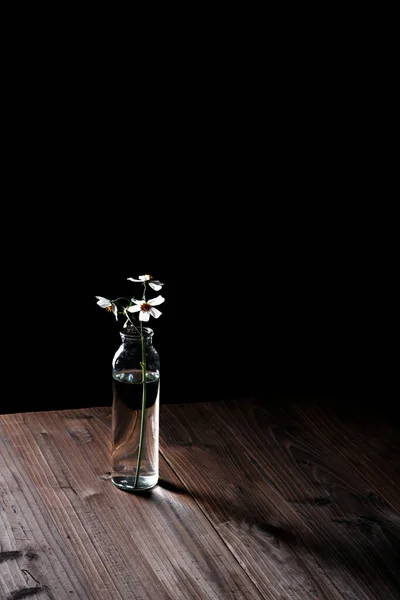 Close Vertical Vaso Transparente Flores Uma Mesa Madeira Contra Fundo — Fotografia de Stock