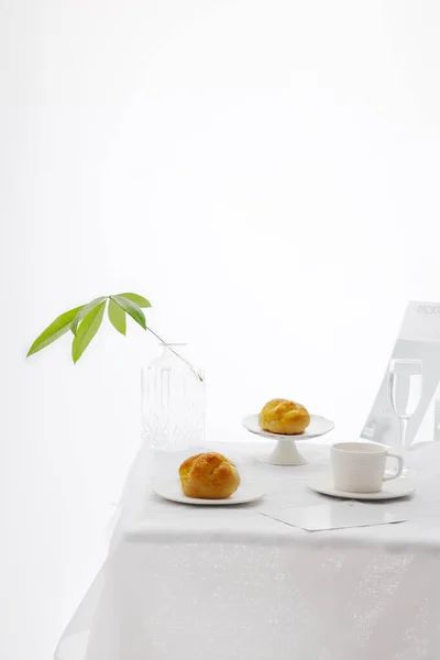 Malownicze Ujęcie Świeżego Chleba Domowej Roboty Talerzu Stole Pełni Białym — Zdjęcie stockowe