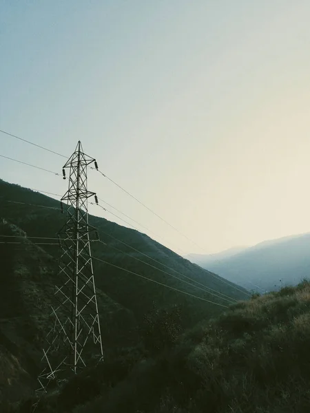 Disparo Vertical Las Líneas Transmisión Electricidad Contra Montañas Cielo —  Fotos de Stock