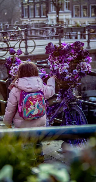 Liten Flicka Nära Lila Vintage Cykel Med Blommor — Stockfoto
