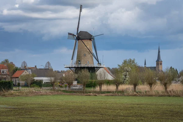 Holenderska Wieś Tradycyjnym Wiatrakiem Obok Kościoła Miejscowości Terheijden Północny Brabant — Zdjęcie stockowe
