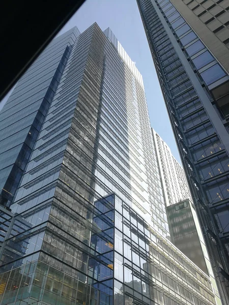 Şehir Merkezindeki Modern Binaların Dikey Alçak Açılı Görüntüsü — Stok fotoğraf