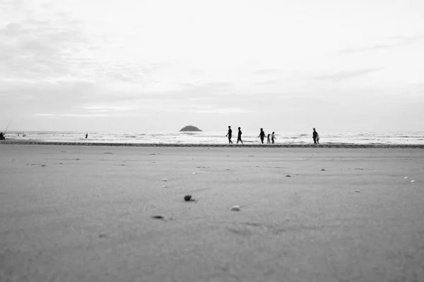 Une Silhouette Personnes Marchant Sur Plage Mer Noir Blanc — Photo