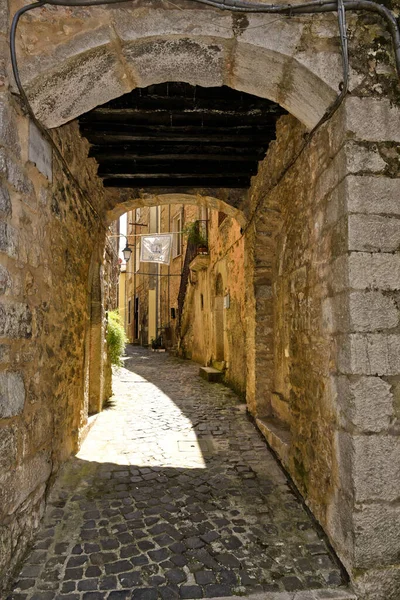 夏にイタリアのラツィオ地域の村であるVallecorsaの狭いアーチ — ストック写真