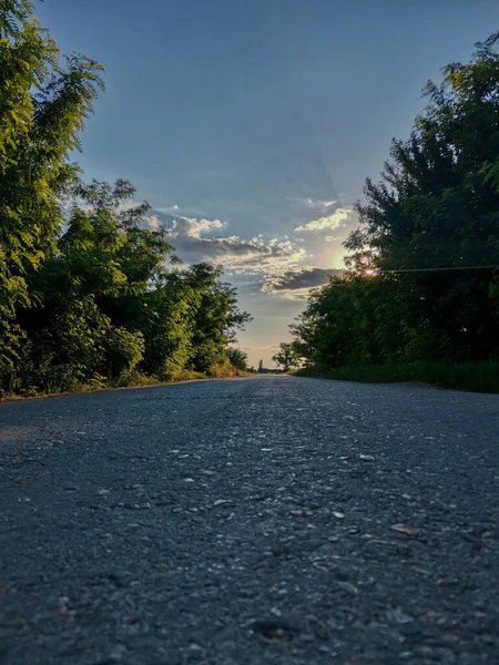 Een Verticaal Shot Van Een Asfaltweg Een Landelijk Gebied Bewolkte — Stockfoto