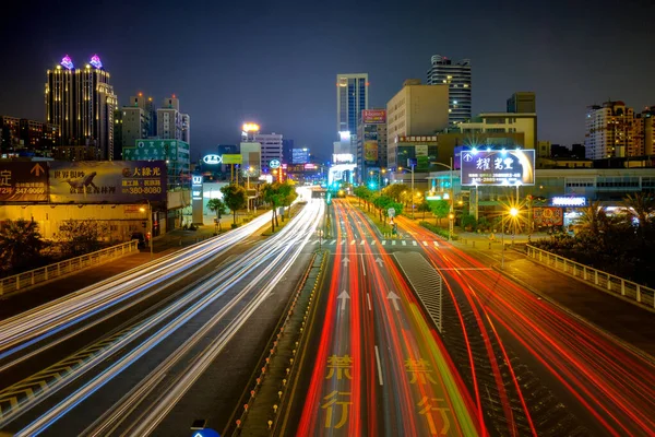 Pohled Prázdnou Ulici Asijského Města Noci Osvětlenou Neonovými Světly — Stock fotografie