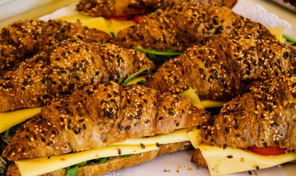 Peynirli ve susamlı lezzetli kruvasan sandviçleri.