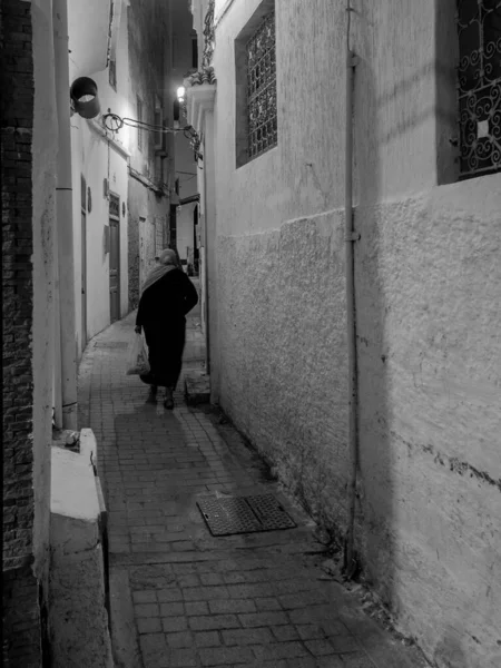 Plano Vertical Escala Grises Una Mujer Caminando Por Callejón Tánger — Foto de Stock