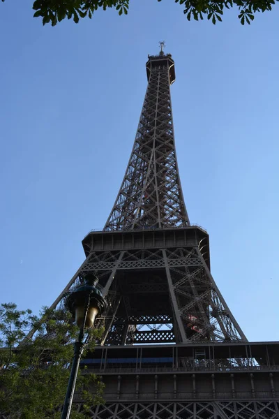 Alacsony Szögű Felvétel Eiffel Toronyról Párizs Franciaország Kék Tiszta Égbolttal — Stock Fotó