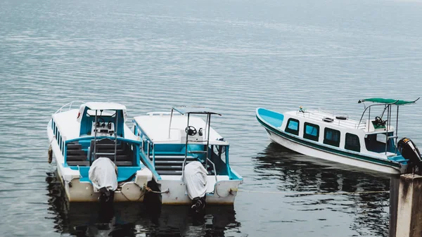 中央アメリカのグアテマラのアッティラン湖でのボートの高角度ショット — ストック写真