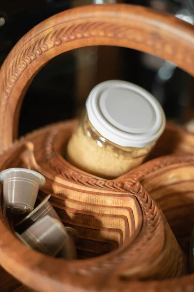 Eine Nahaufnahme Eines Holzkorbs Hat Zuckerrohr Und Kaffeekapseln — Stockfoto