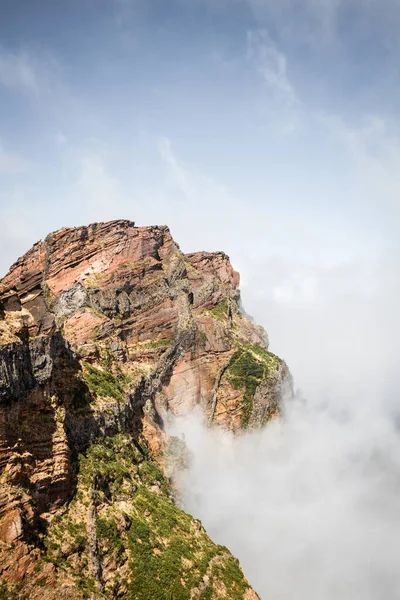 Colpo Verticale Una Montagna Coperta Una Nuvola Nebbia — Foto Stock