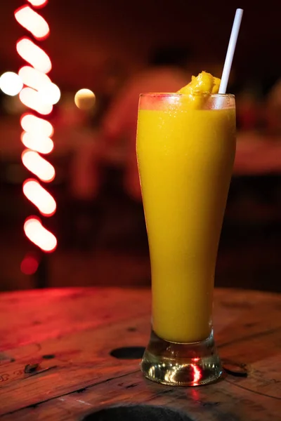 ガラスの中のオレンジのカクテルの美しいショット — ストック写真