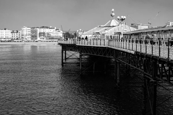 Graustufenaufnahme Des Brighton Pier Großbritannien — Stockfoto