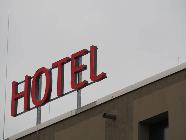 Tiro Ângulo Baixo Sinal Vermelho Hotel Alto Edifício Encontro Céu — Fotografia de Stock