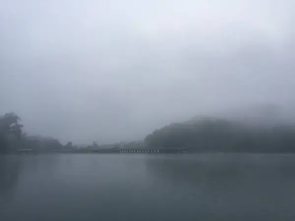 霧深い空の下の湖 — ストック写真