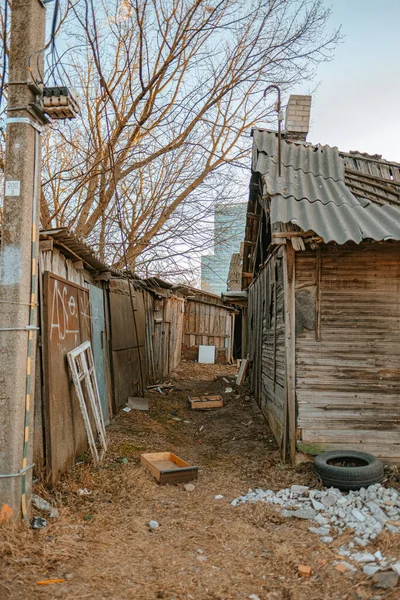 Opuštěný Dřevěný Dům Lese — Stock fotografie