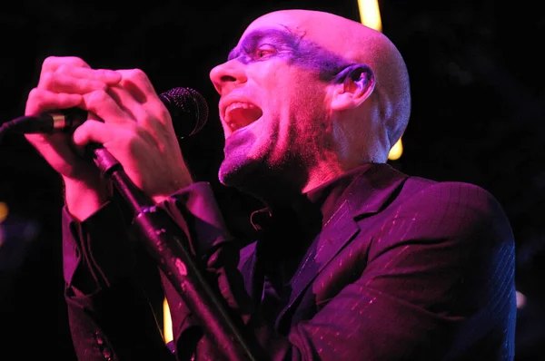 Efsanevi Michael Stipe ve grubu R.E.M. LA 'deki Yunan Tiyatrosu' nda.