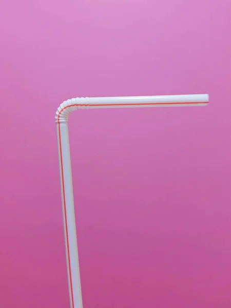 Colpo Verticale Paglia Plastica Bianca Rossa Isolato Sfondo Rosa — Foto Stock