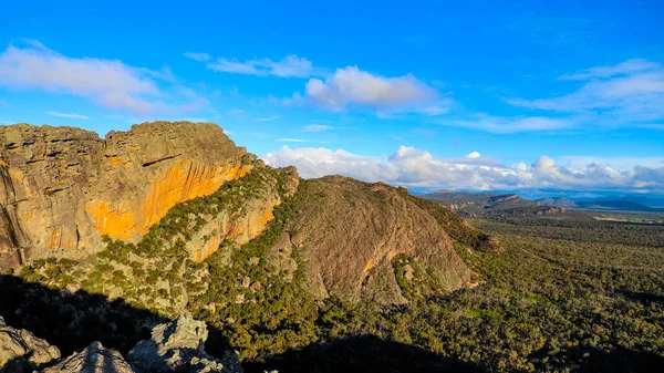 曇り空の下で緑豊かな風景の中にグラマラス岩の山々の美しい景色 — ストック写真