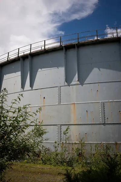 Eine Vertikale Aufnahme Einer Metallischen Wand Des Erdgashalters Großbritannien — Stockfoto
