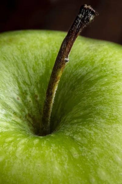 Tiro Macro Vertical Caule Maçã Verde Fundo Escuro — Fotografia de Stock