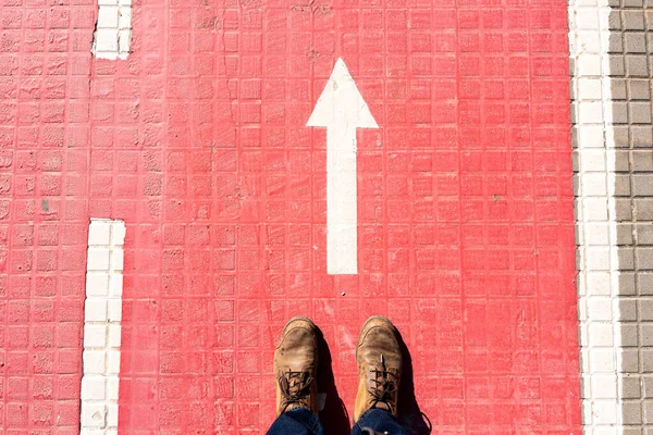 Uma Foto Dos Pés Homem Caminho Ciclo Vermelho Com Sinal — Fotografia de Stock