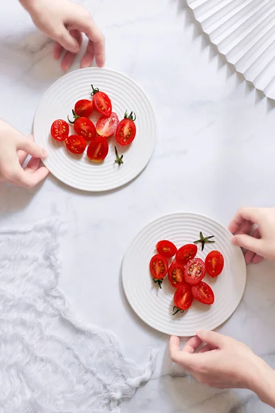 Los Platos Con Los Tomates Cherry Rodajas Superficie Blanca Con — Foto de Stock