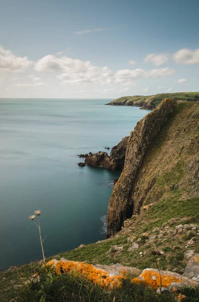 Vertikal Vacker Utsikt Över Klipporna Vid Stranden Pembrokeshire Wales — Stockfoto