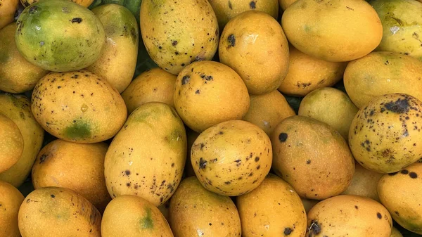 Brezilya Sokak Pazarındaki Taze Tutku Meyveleri — Stok fotoğraf