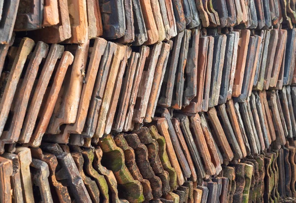 Sri Lanka 'da bir günde çok sayıda çatı kiremitinin yakın plan çekimi.