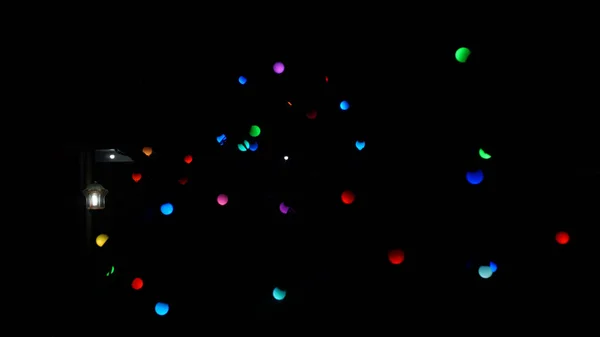 Kolorowe Świecące Światła Suficie Odizolowane Czarnym Tle — Zdjęcie stockowe