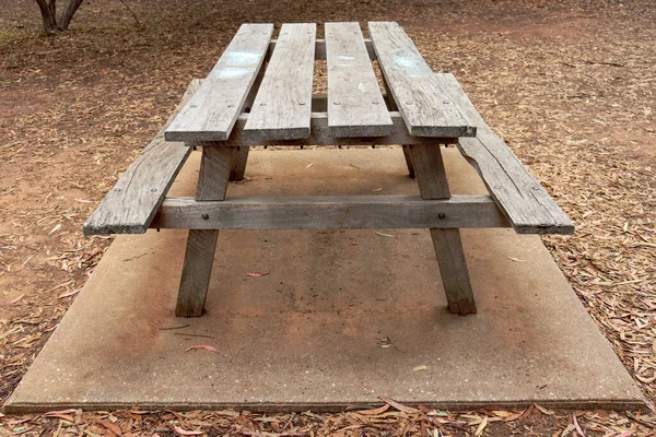 Vecchio Tavolo Picnic Con Posti Sedere Nel Parco Autunno — Foto Stock