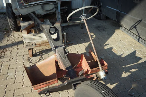 Ein Lenkrad Mit Drei Speichen Eines Selbst Gebauten Morschen Dreirads — Stockfoto