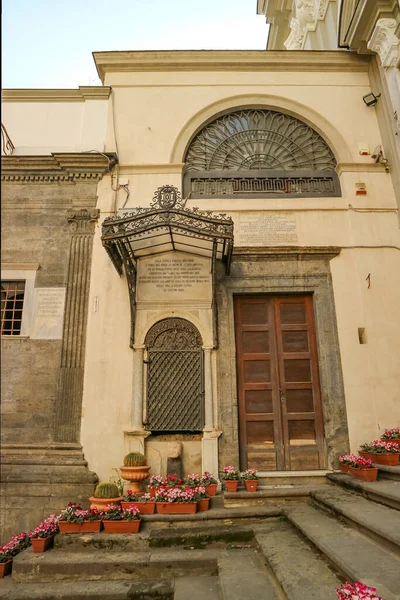 イタリアのナポリの旧市街にある教会の入り口 — ストック写真