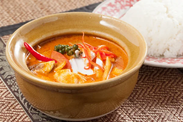 Zbliżenie Strzał Thai Curry Zupa Warzywami Ceramicznym Żółtym Naczyniu — Zdjęcie stockowe