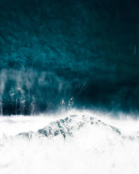 Dalgalı Bir Kütlesi Üzerinde Sörfçülerin Kuş Bakışı Görüntüsü Arka Planlar — Stok fotoğraf