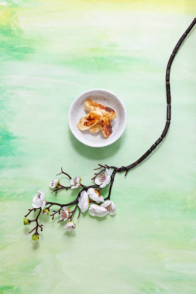 Les Branches Litchi Dans Une Bouteille Sur Table Blanche — Photo