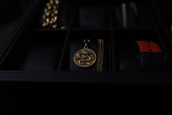 Üzerinde Altın Bir Sembol Olan Küçük Siyah Bir Çantanın Yakın — Stok fotoğraf