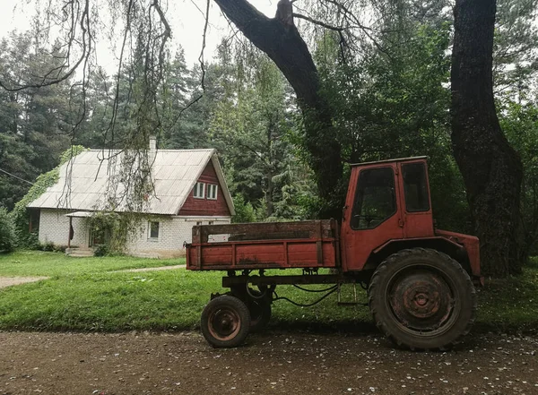 Piękne Ujęcie Starego Zardzewiałego Ciągnika Dendropark Stepanavan Armenia — Zdjęcie stockowe