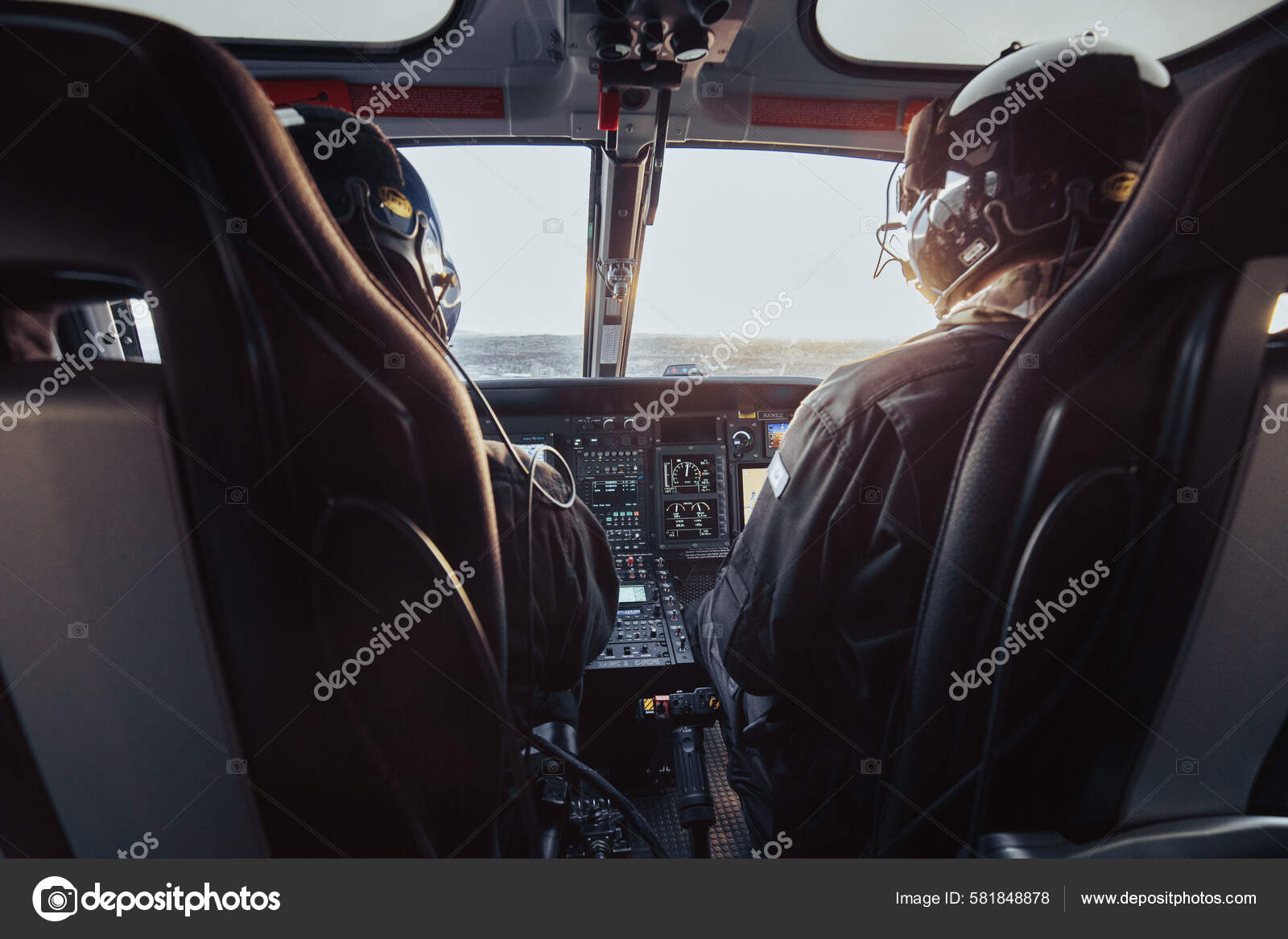 Piloto Copiloto Sentado Una Cabina Helicóptero Durante Vuelo