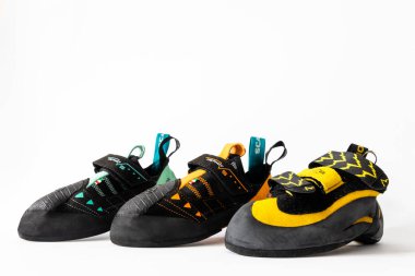 Kaya tırmanışı ayakkabılarına yakın plan Scarpa İçgüdüsü beyaz arka planda izole edilmiş.