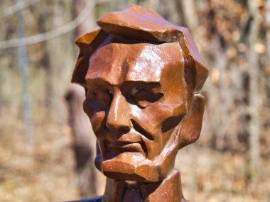 Abraham Lincoln heykelinin Kansas Overland Park botanik bahçesindeki yakın plan fotoğrafı.