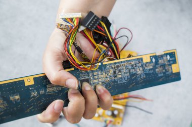 Elektronik anakart ve izometrik işlemci mikroçip dijital yaşam konseptiyle insan eline bağlı.